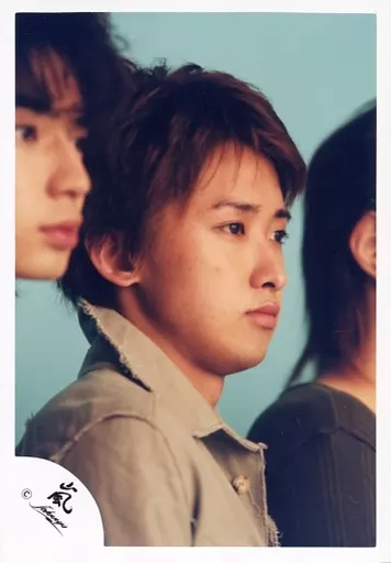 生写真(ジャニーズ)/アイドル/嵐　嵐/大野智/顔アップ・衣装ベージュ・体右向き・左端松本・背景水色・②/公式生写真
