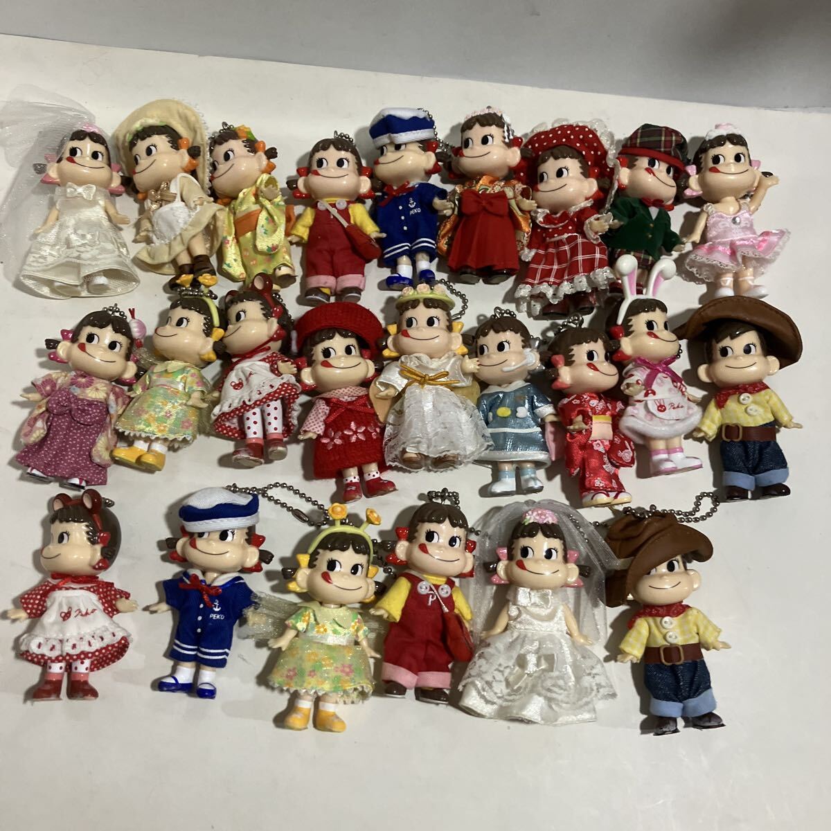 不二家 ペコちゃん コスチュームキーホルダー 18種 24体 送料無料　ジャンク品 